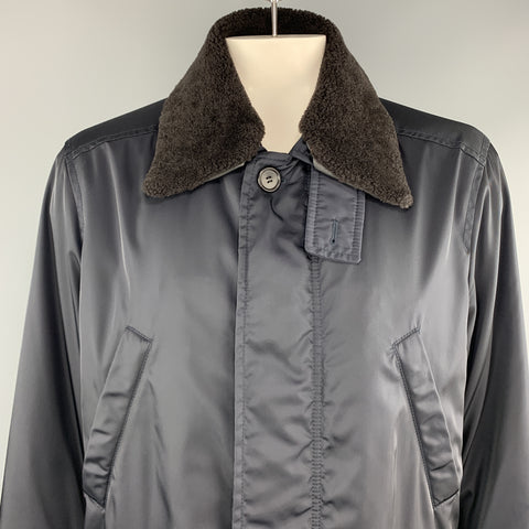 PRADA Taille 46 Manteau à col en peau de mouton marron avec patte cachée en nylon bleu marine