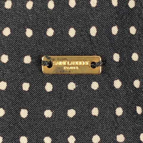 SAINT LAURENT Chal de seda con lunares blancos y negros