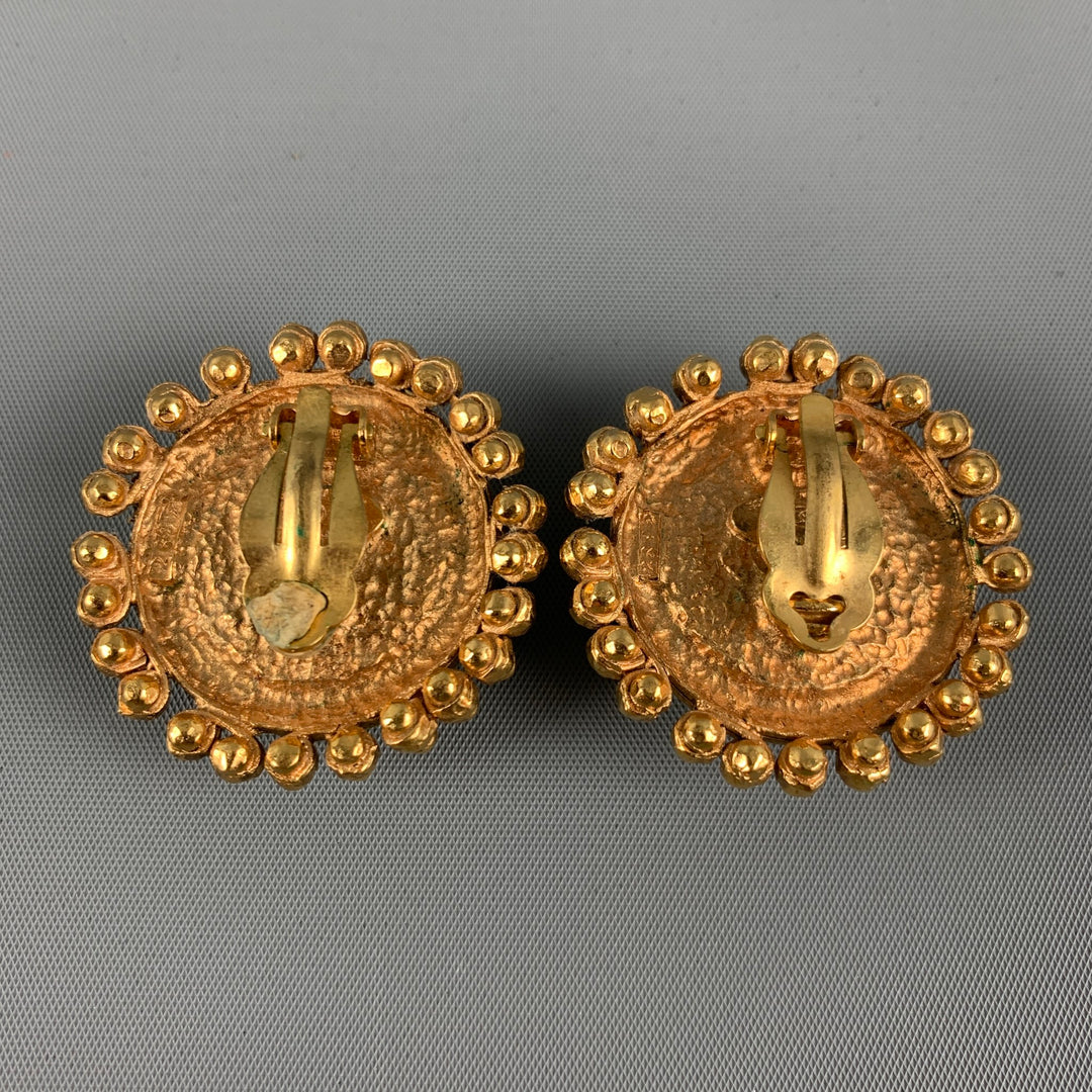 Vintage 1980's CHANEL Gold Faux Pearl Clip-On Earrings – Sui