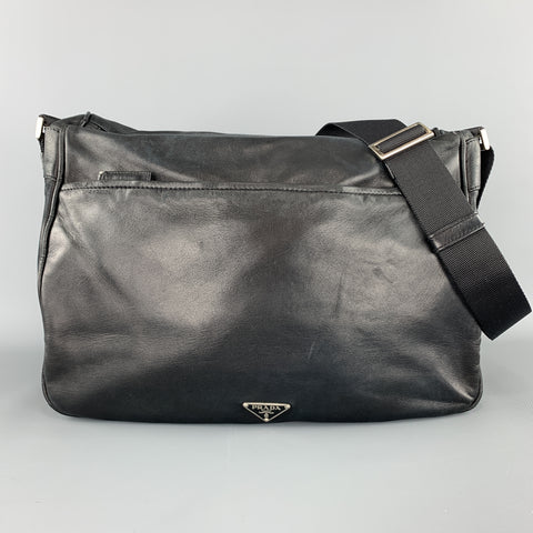 PRADA Sac messager à bandoulière en cuir noir avec logo émaillé