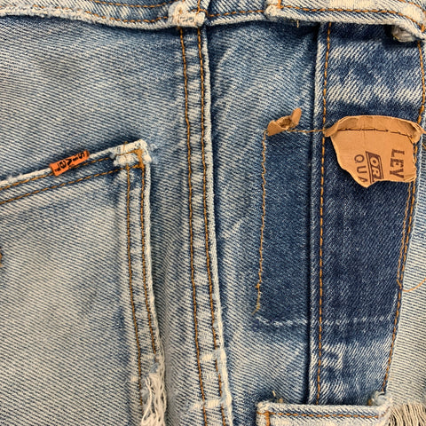 LEVI STRAUSS Size 32 Blue Light Blue Distressed Vintage Jeans