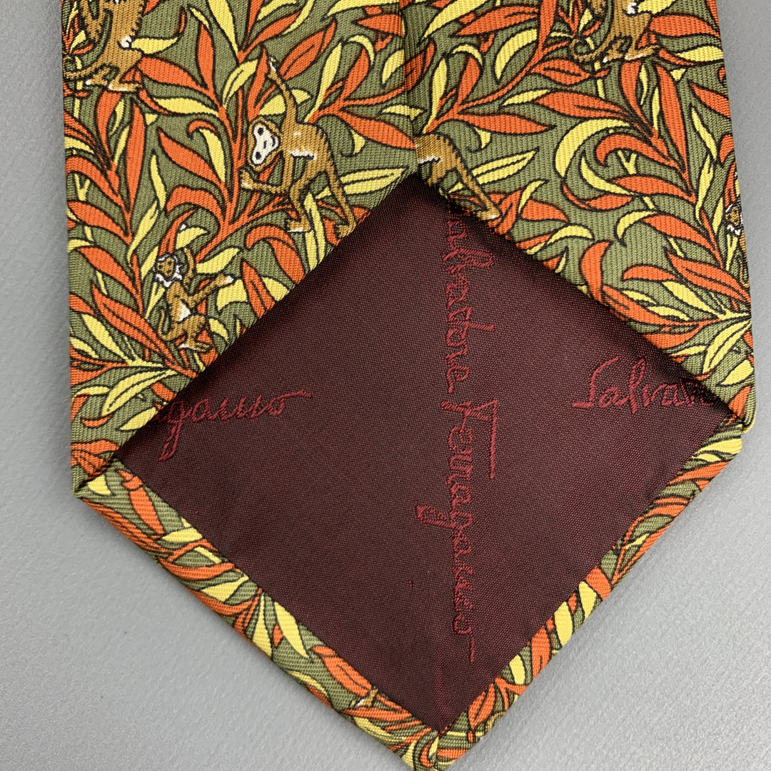 SALVATORE FERRAGAMO Corbata de seda con estampado de monos en verde oliva y naranja
