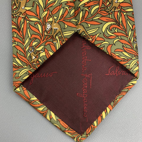 SALVATORE FERRAGAMO Cravate en soie à imprimé singe vert olive et orange