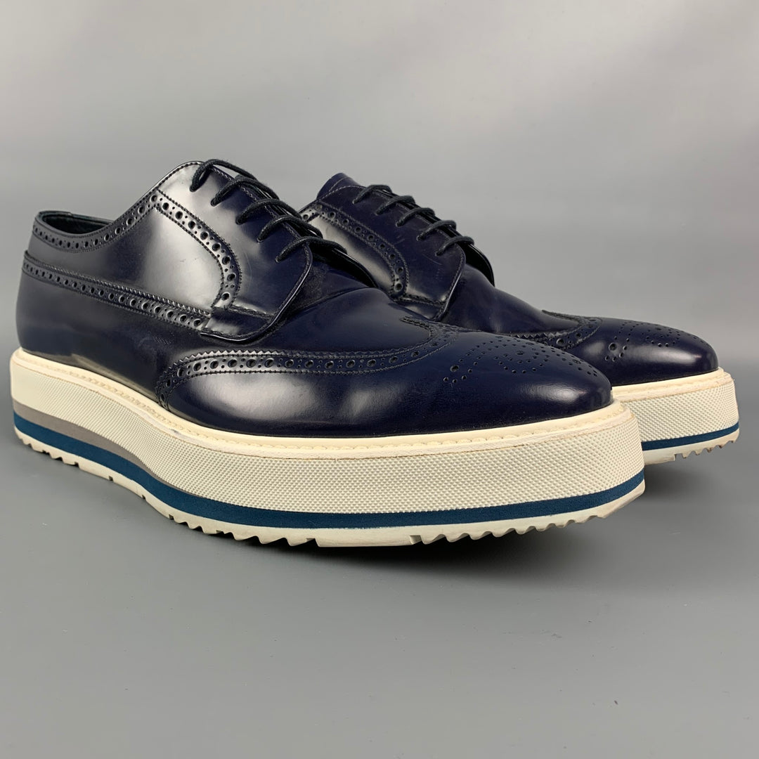 PRADA Taille 12 Chaussures à lacets en cuir perforé bleu marine et blanc