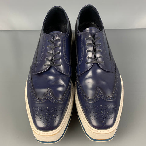 PRADA Taille 10 Chaussures à lacets en cuir perforé blanc marine