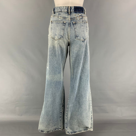 KSUBI Talla 26 Vaqueros Jinx Kicker con parte inferior acampanada y puntada en contraste de algodón azul claro
