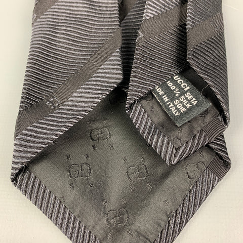 Corbata de seda con rayas diagonales negras sobre negro de GUCCI