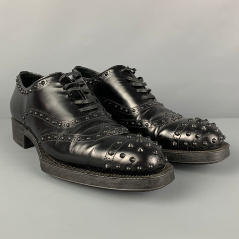 PRADA Talla 9 Zapatos con puntera y tachuelas de cuero negro