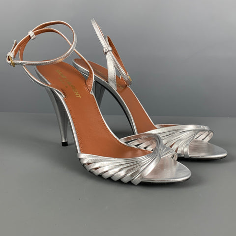 SAINT LAURENT Talla 7.5 Sandalias con tira al tobillo de cuero plateado