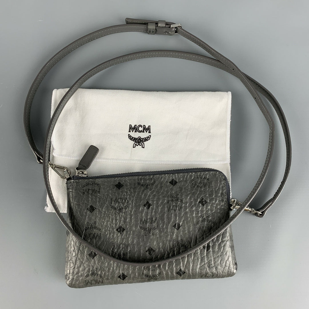 Bolso tipo cartera de cuero con monograma gris y negro de MCM