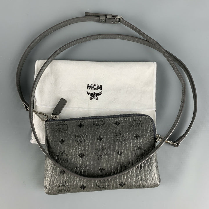 Bolso tipo cartera de cuero con monograma gris y negro de MCM