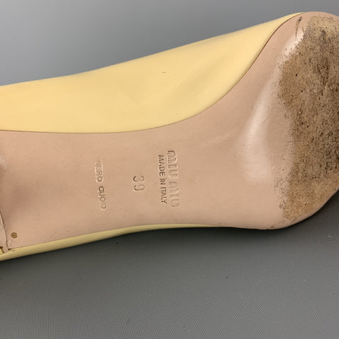 MIU MIU Escarpins à talons chaton en cuir verni beige taille 9