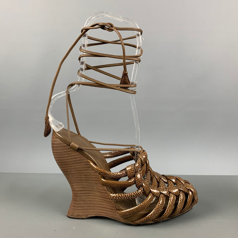BOTTEGA VENETA Talla 8.5 Sandalias de cuña de charol tejido marrón oliva