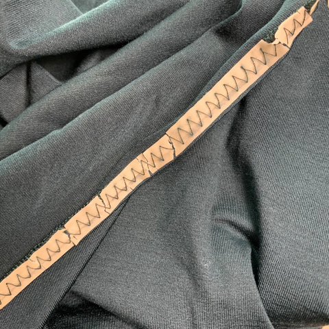 PRADA Taille M Chemise à manches longues à col en V en soie unie et élasthanne vert forêt