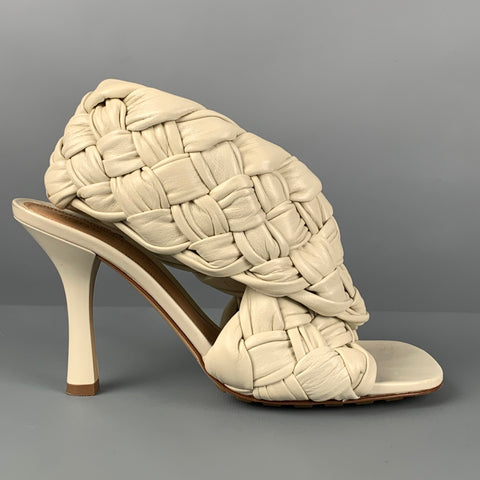 BOTTEGA VENETA Sandalias de tacón de cuero tejido Intrecciato blanco roto Talla 7