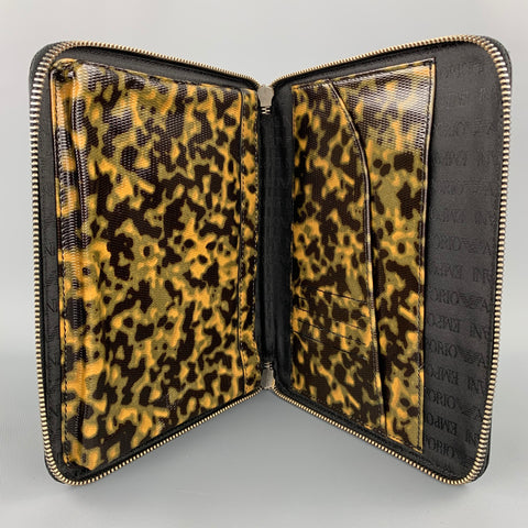 EMPORIO ARMANI Étui / pochette pour iPad en cuir verni camouflage olive