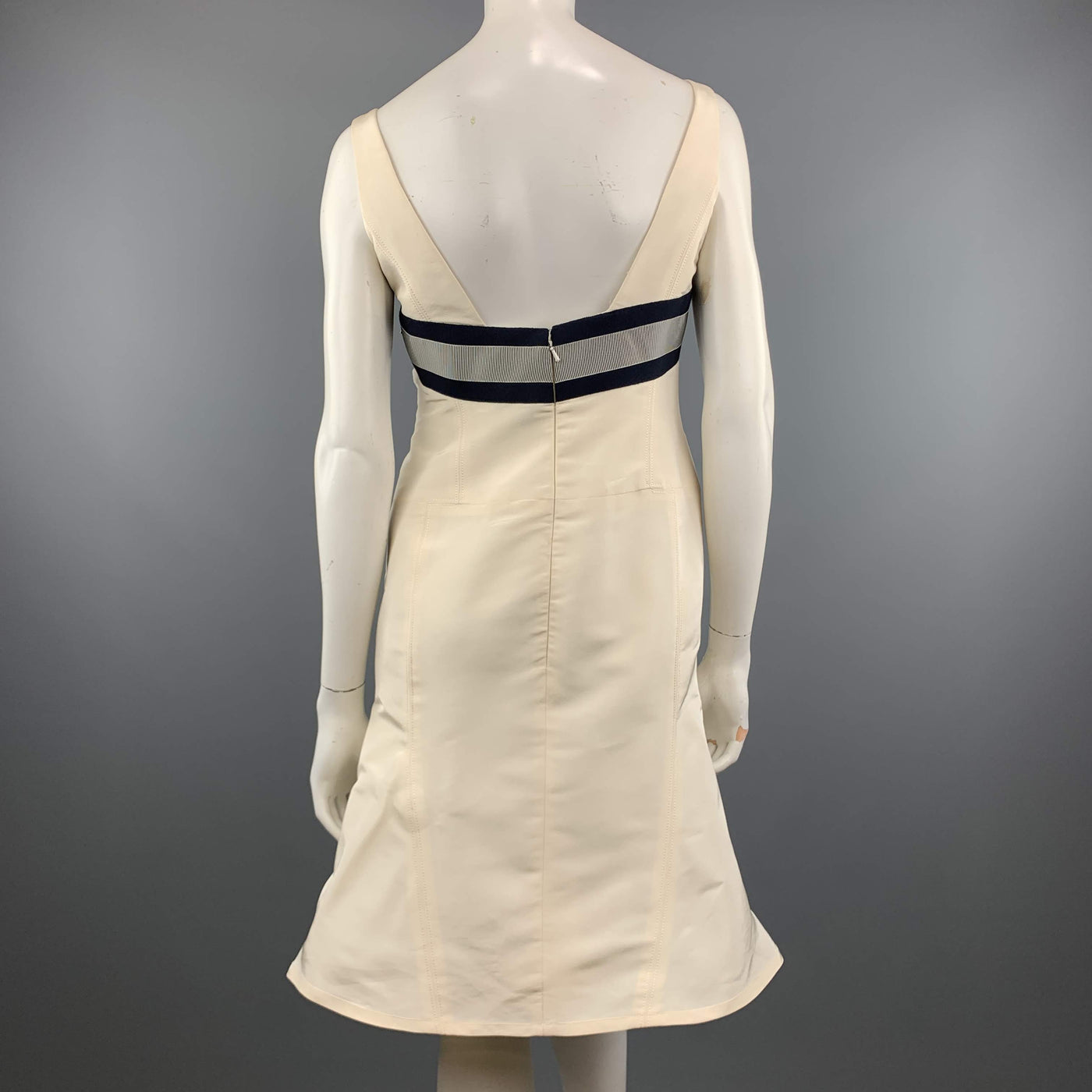 CAROLINA HERRERA Size 6 Cream Silk Flair Skirt Navy Ribbon Cocktail Dress