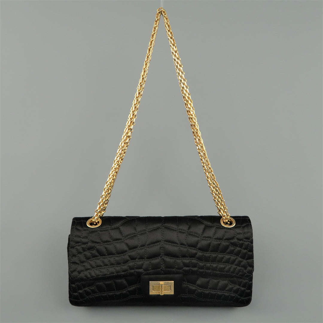 Bolso de hombro con reedición de cadena dorada y seda acolchada de cocodrilo negro CHANEL