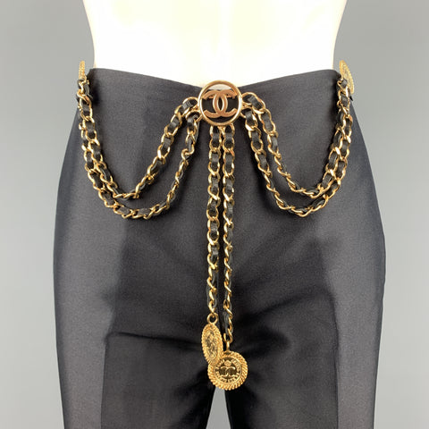 CHANEL Cinturón con broche Chatelaine triple con cadena de cuero y metal en tono dorado