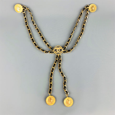 CHANEL Cinturón con broche Chatelaine triple con cadena de cuero y metal en tono dorado