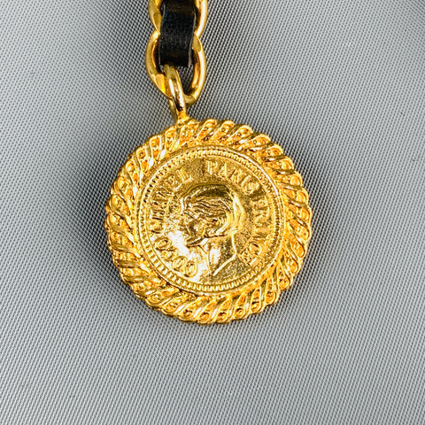CHANEL Cinturón con broche Chatelaine triple con cadena de cuero y metal en tono dorado