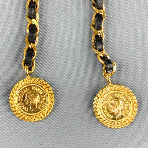CHANEL Cinturón con broche Chatelaine triple con cadena de cuero y metal en tono dorado