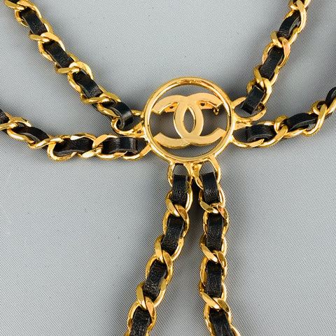 CHANEL Cinturón con broche Chatelaine triple con cadena de cuero y metal en tono dorado