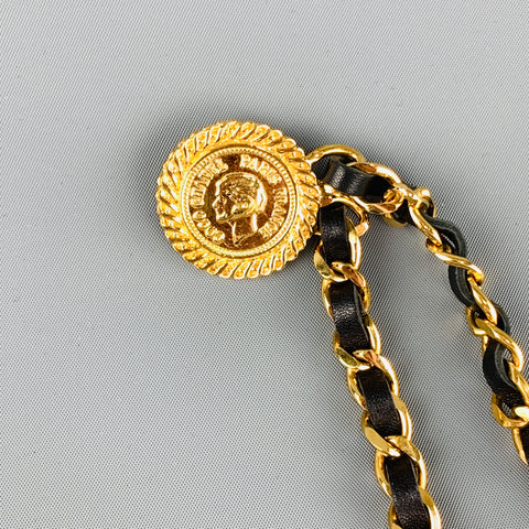 CHANEL Cinturón con broche Chatelaine triple con cadena de cuero y metal en tono dorado