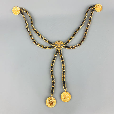 CHANEL Cinturón con broche Chatelaine triple con cadena de cuero y metal en tono dorado