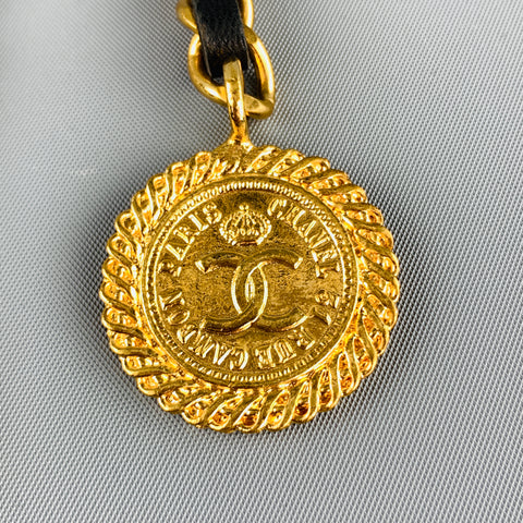 CHANEL Cinturón con broche Chatelaine triple con cadena de cuero y metal en tono dorado