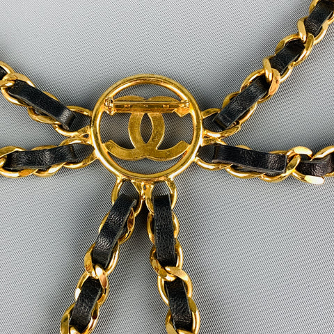 CHANEL Cinturón con broche Chatelaine triple con cadena de cuero y metal en tono dorado