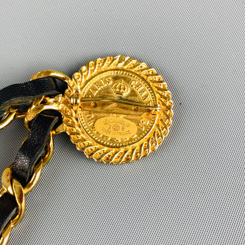 CHANEL Cinturón con broche Chatelaine triple con cadena de cuero y metal en tono dorado