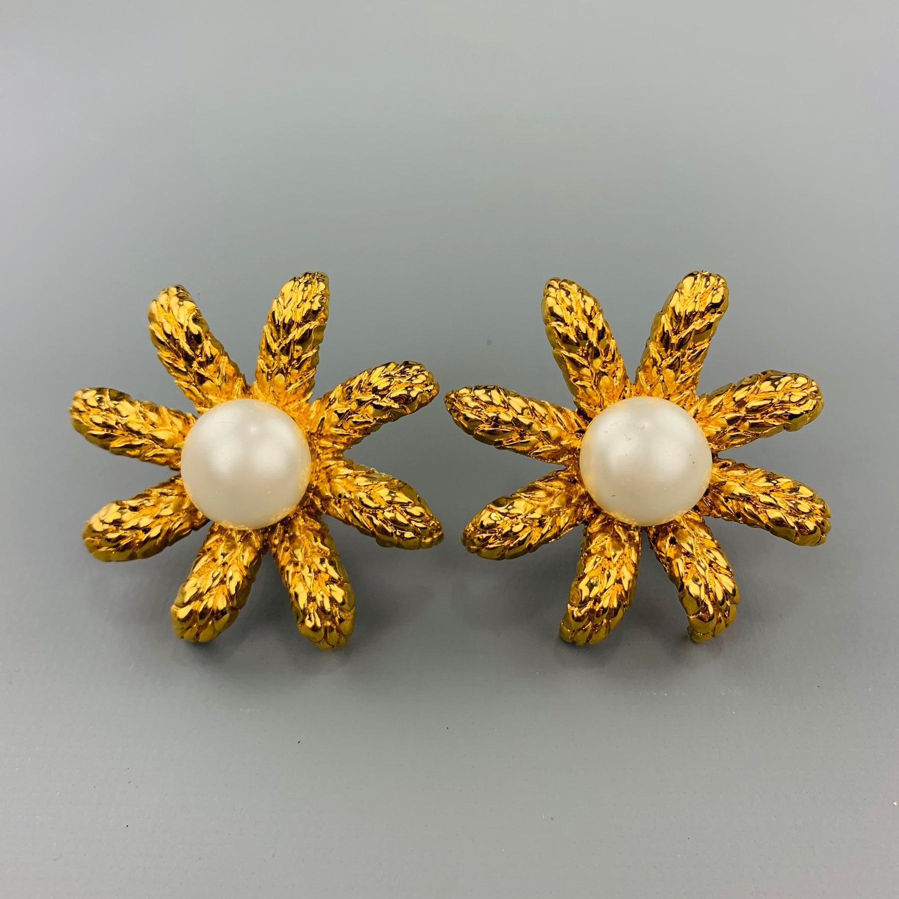 CHANEL Pre-Owned Camellia Flower Earrings - Farfetch