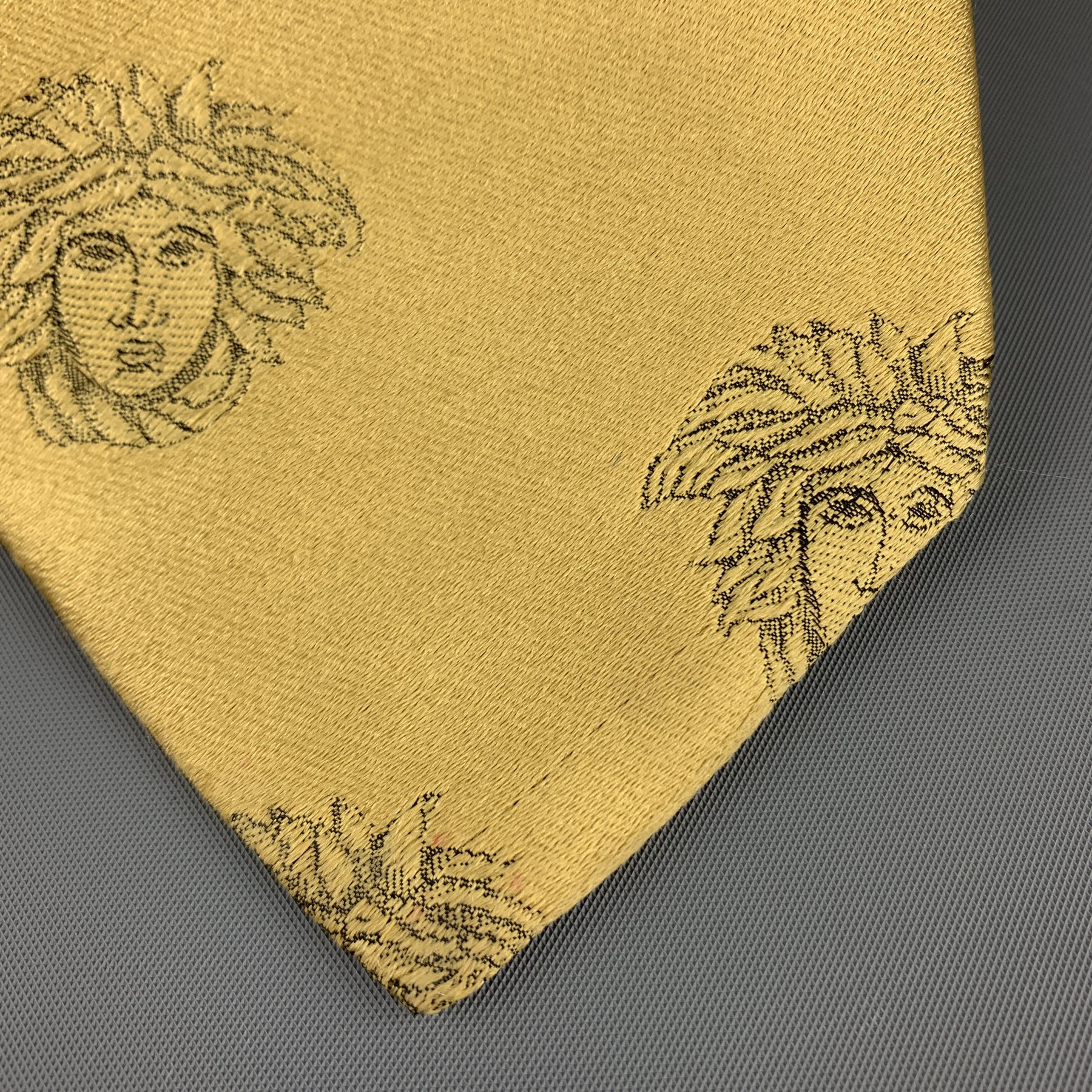 Medusa Tie Clip In Gold