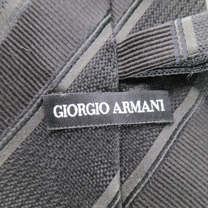 GIORGIO ARMANI Cravate en soie à rayures diagonales noir sur noir 