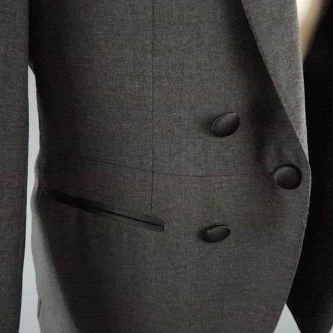 LANVIN 40 Costume court à revers en pointe en laine charbon de bois noir avec bordure en satin