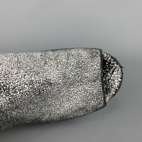 MAISON MARTIN MARGIELA Taille 7 Bottes Peep Toe en daim craquelé peint noir et blanc