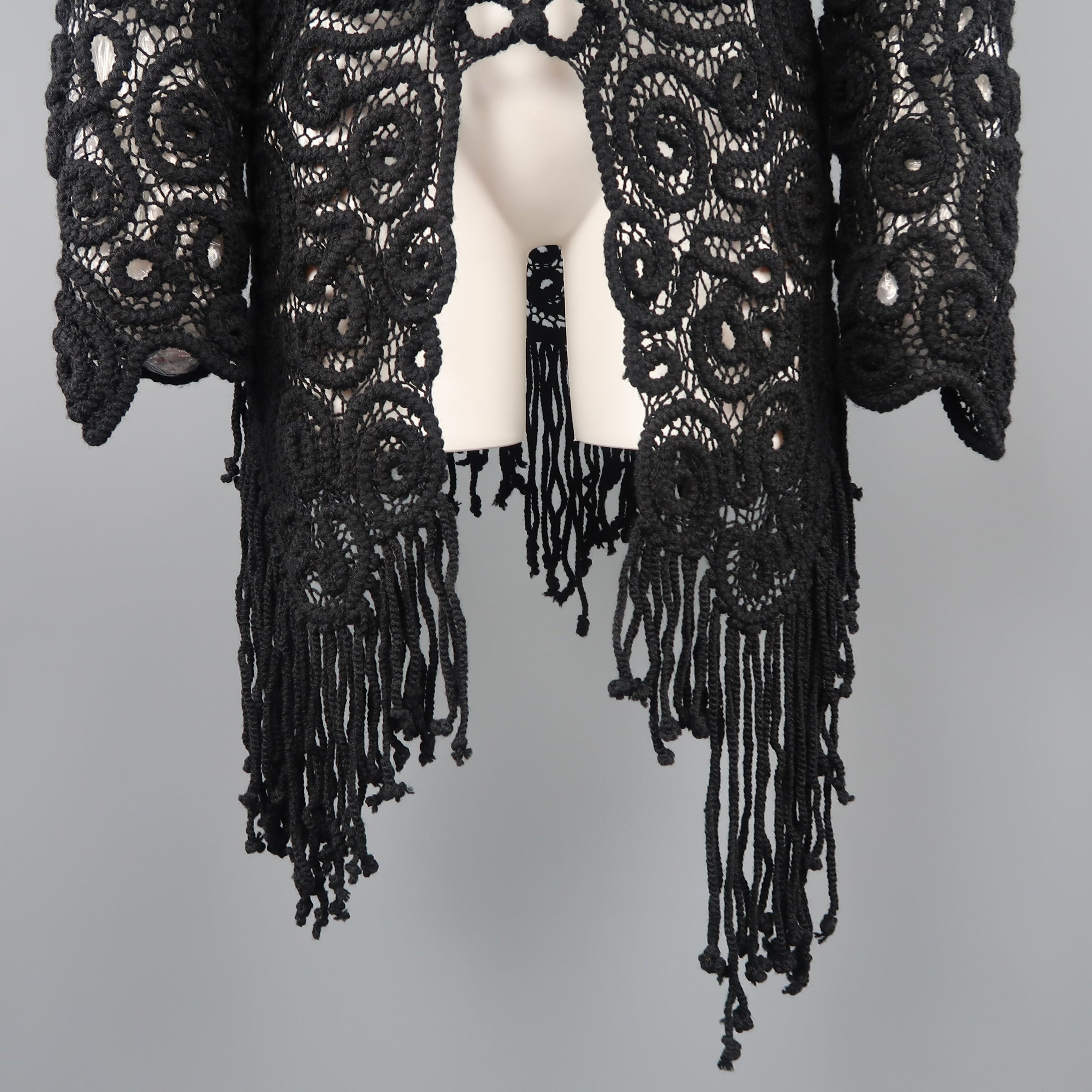 アメリヴィンテージ♡MEDI LONG PASTA FRINGE KNIT Standout in style. The Graphic Fringe Cardigan features a bold