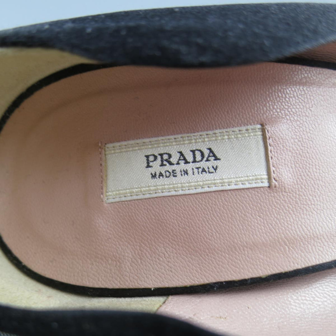 PRADA Talla 6 Zapatos de tacón con tachuelas curvadas con punta abierta y cristal morado de seda negra