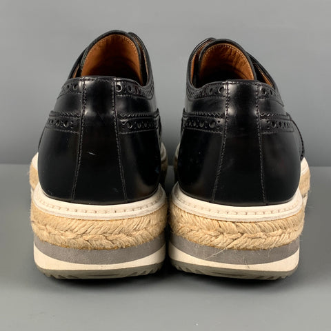 PRADA Taille 10 Chaussures à lacets en cuir perforé noir et blanc