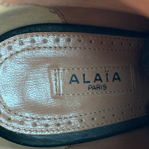 ALAIA Talla 7.5 Botas con cremallera trasera de ante con tachuelas de cuero negro