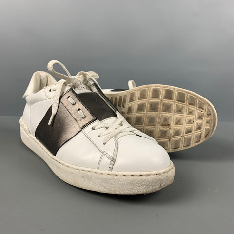 VALENTINO 'White Marine' Taille 7 Baskets en daim cloutées en or blanc
