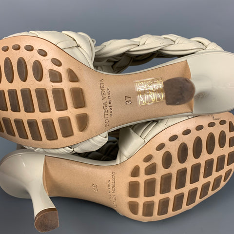 BOTTEGA VENETA Sandalias de tacón de cuero tejido Intrecciato blanco roto Talla 7