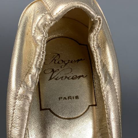 ROGER VIVIER Talla 6 Zapatos de tacón de cuero dorado
