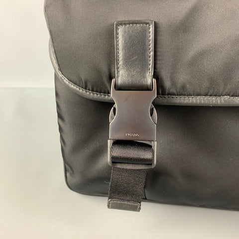 PRADA Sac bandoulière en nylon noir avec bordure en cuir