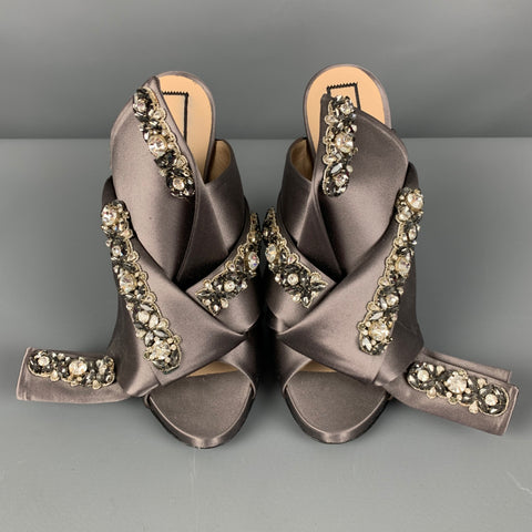 N°21 Mules de salón con pedrería de seda gris talla 9