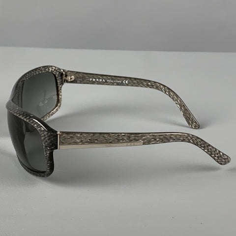 Lunettes de soleil PRADA en acétate gris scintillant