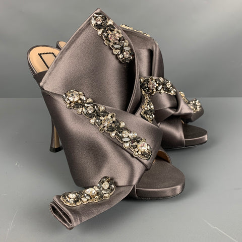 N°21 Mules de salón con pedrería de seda gris talla 9
