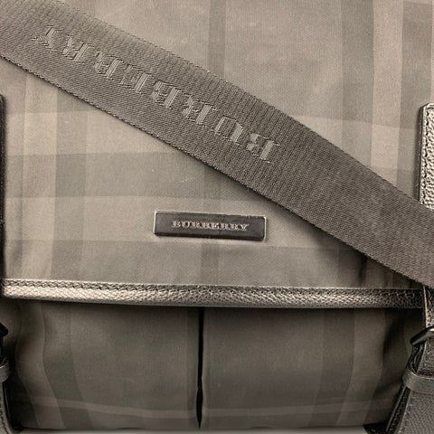 BURBERRY Sac messager en nylon à carreaux noir et gris