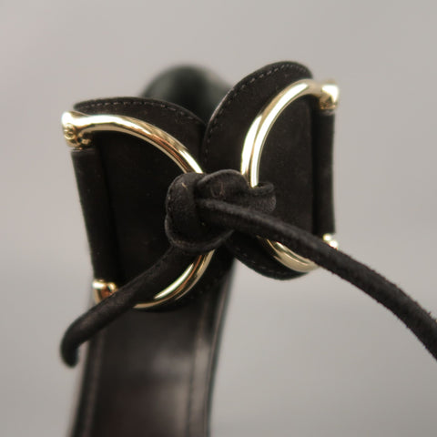 GUCCI Talla 10 Sandalias con correa en el tobillo atadas con lazos en D dorados y gruesos de ante negro